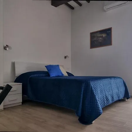 Laura Πανσιόν *